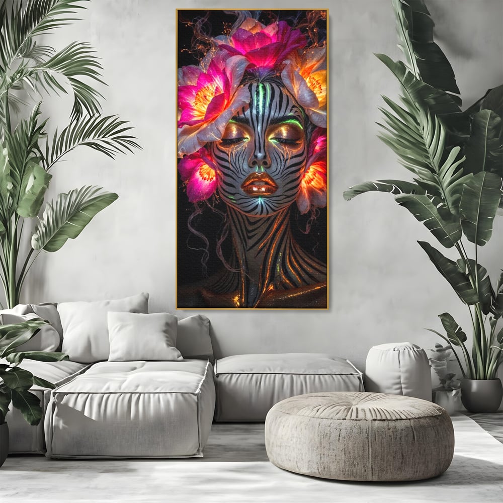 Tablou canvas cu tablou canvas cu femeie si flori neon, in rama de aluminiu auriu, pe perete intr-un living